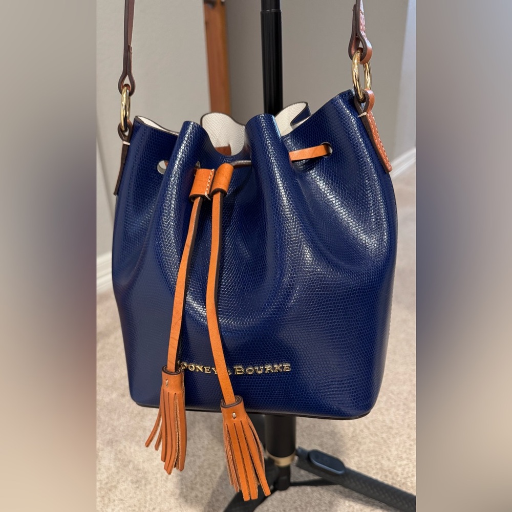 Like New Dooney & Bourke Siena Serena Navy Drawstring Bucket Bag with Wristlet - Picture 3 of 17